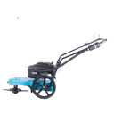 घास काटने की मशीन के पीछे चलना